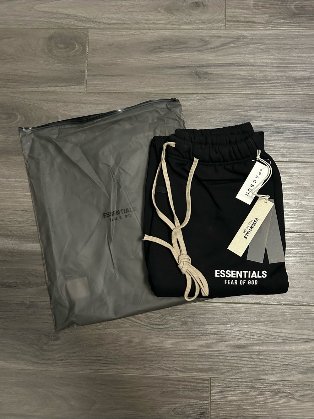 Essentials Fear of God Jet Black Cuffed Sweatpants Brand New - Picture 4 of 5